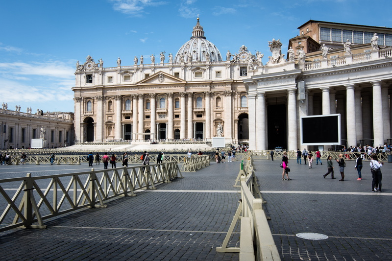 architecture, government, church, large group of people, railing, adult, day, travel destinations, group of people, bendandi, history, building, pedestrian