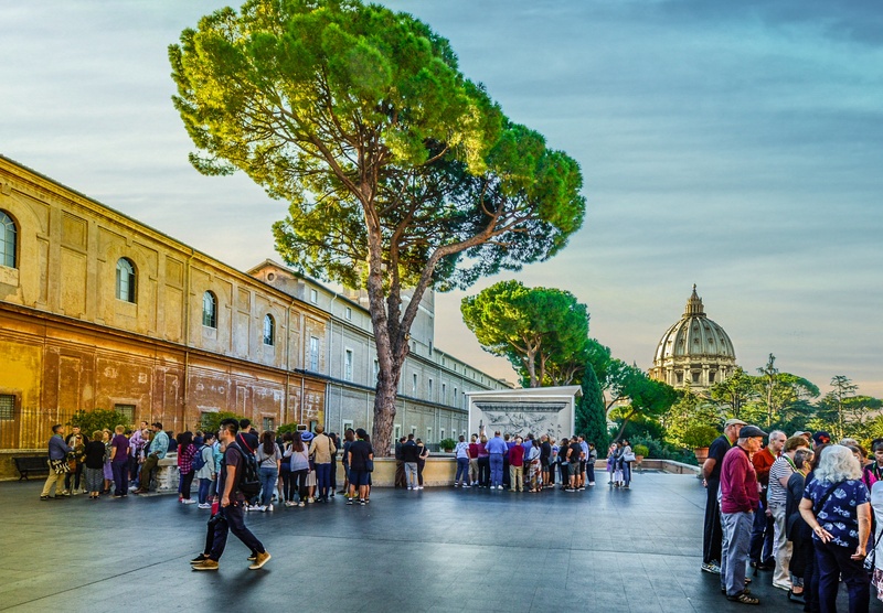 crowd, built structure, travel destinations, group, sunlight, group of people, tourist, sky, real people, women, historical, city, architecture, pope, 2K
