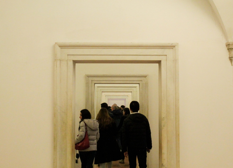 built structure, museo vaticano, men, indoors, vatican city, building, vatican museums, entrance, roma, women, medium group of people, standing, real people