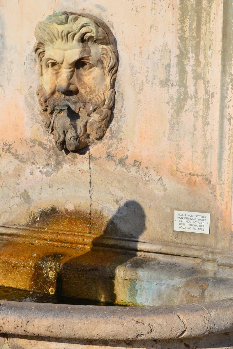 wall - building feature, built structure, weathered, Rome, creativity, building exterior, craft, old, human representation, male likeness, statue, day