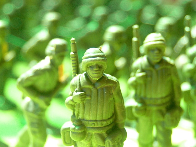 guns, army, craft, blur, human representation, men, plastic, model, representation, weapons, green color, belief, group, statue, male likeness, art and craft
