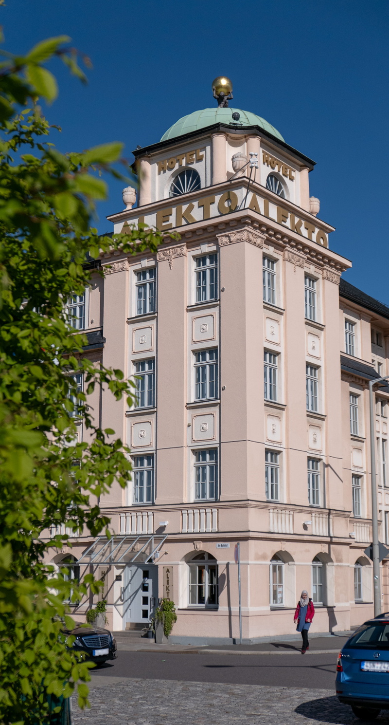 hotel, urban, human, day, vehicle, person, bell tower, car, automobile, built structure, sachsen, motor vehicle, clock tower, freiberg, clear sky, hotel alekto