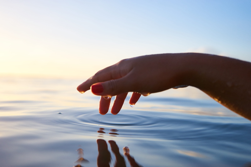s, rippled, human Hand, close-up, copy space, ocean, reflection, tranquil Scene, Infinity, hand, body part, holding, touch, beauty in nature, nature, right