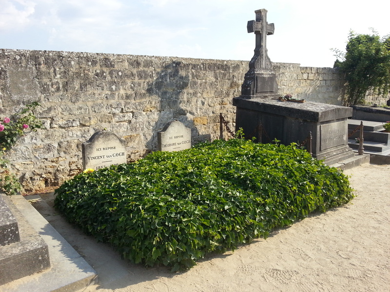 wall - building feature, architecture, auver sur oise, sunlight, hedge, building exterior, cemetery, green color, history, the past, tourism, tomb, plant