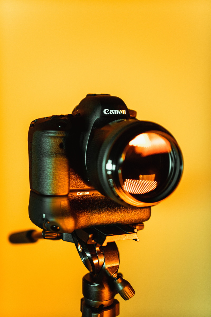 photography themes, still life, photography, camera - photographic equipment, filming, orange color, photo, camera, retro styled, indoors, studio shot