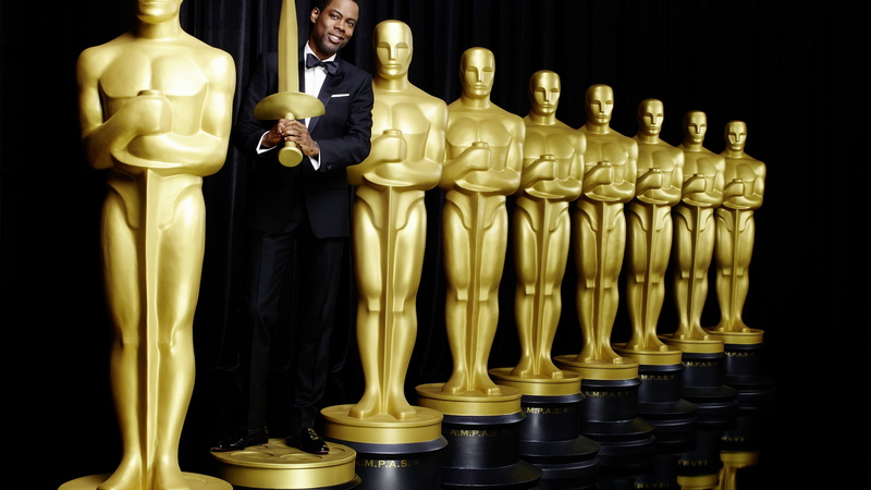 Oscar 2016, suit, Oscar, Most popular celebs, 4K, holding, jacket, sword, actor, wearing, Chris Rock, man, black, statue