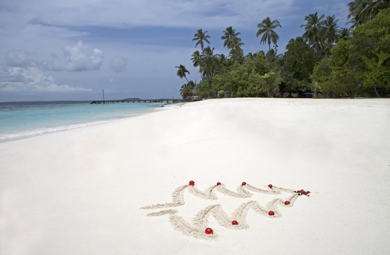 Islands, sky, outdoors, non-urban scene, tropical climate, horizon over water, Christmas, no people, tranquil scene, nature, scenics - nature, day, sand