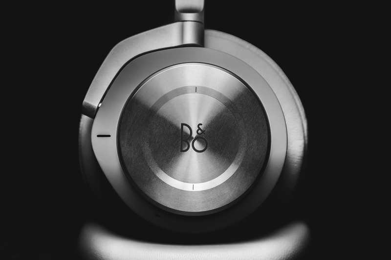 retro styled, minimal, no people, technology, minimalist, black background, silver colored, record, black and white, monimal, b, indoors, tech, single object