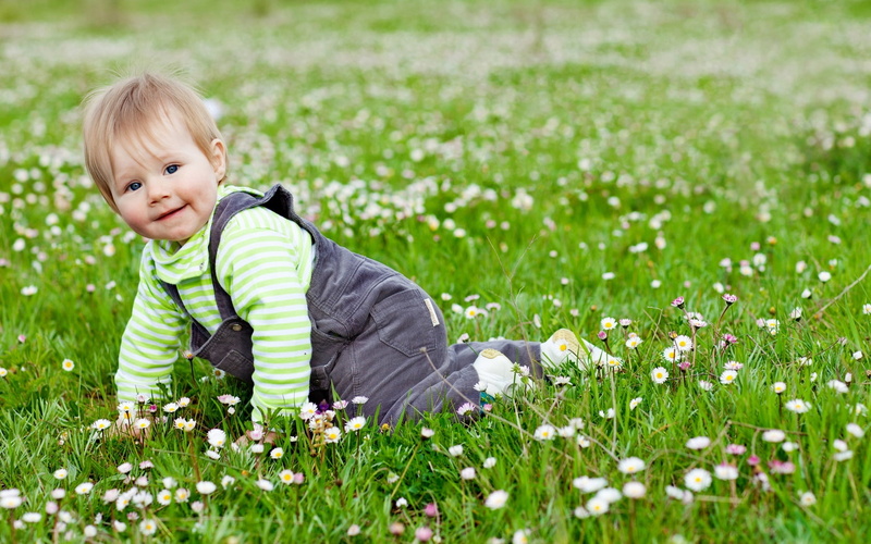 smiling, 720P, innocence, full length, white, flower, flowers, happy, girl, outdoors, green, selective focus, lovely, child, day, Baby, one person, flowering plant