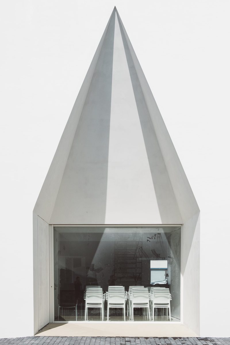 white space, chairs, day, aires mateu, ioswallpaper, 4K, white architecture, nature, chair, travel destinations, explore more, clear sky, inside, triangle shape