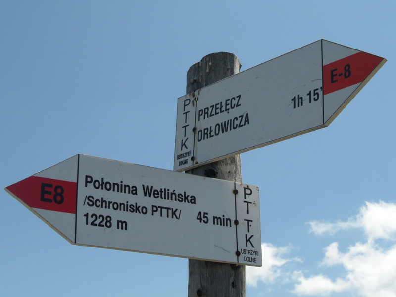 road sign, hiking trail, communication, text, direction, blue, non-western script, western script, sign, information sign, no people, directional sign