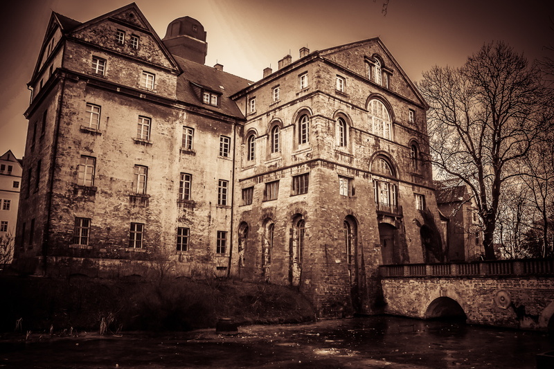 haunted house, 4K, water, nature, old, travel destinations, sky, retro look, photography, building exterior, low angle view, outdoors, no people, grayscale