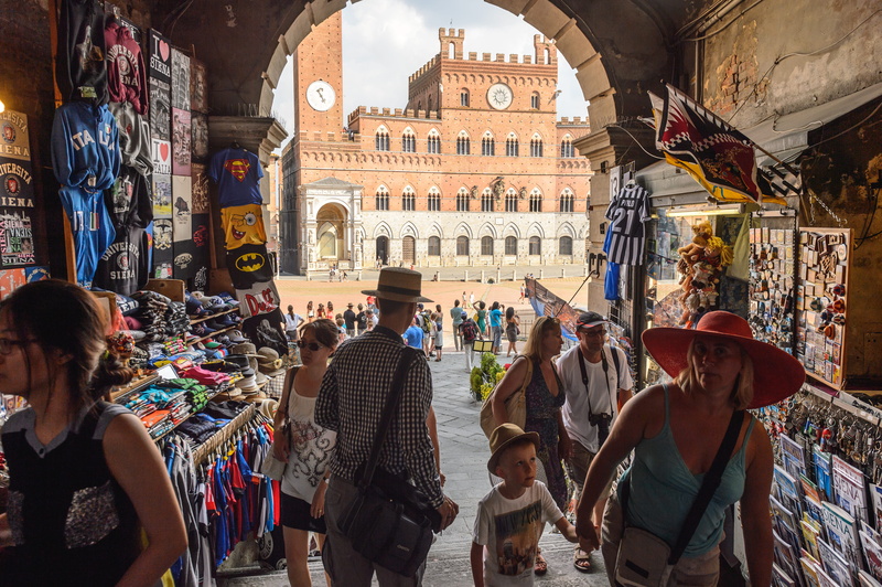 buying, men, adult, architecture, tourists, siena, piazza del campo, crowd, large group of people, main market, built structure, tourist, street market