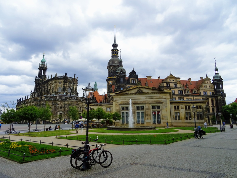 travel destinations, spire, building exterior, tower, 5K, city, building, architecture, residential palace, altstadt, lipsiusbau, striezelmarkt, fountain