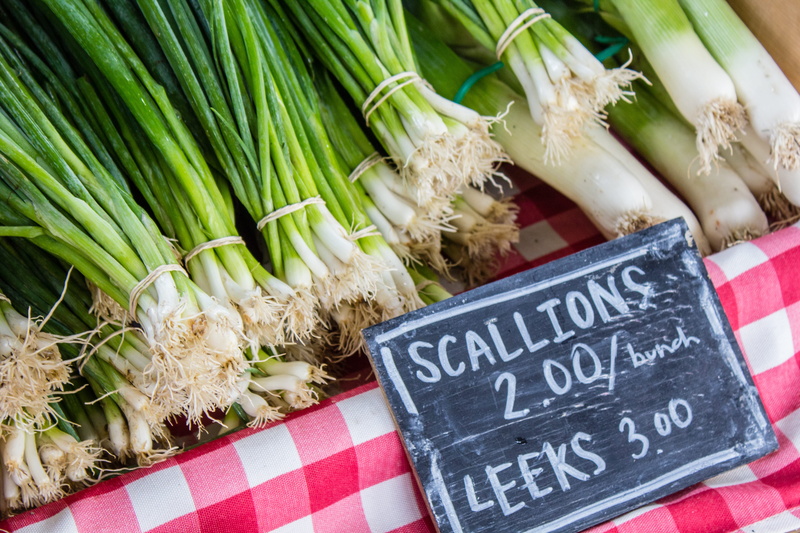 spring onion, for sale, wellbeing, freshness, 5K, western script, farmers market, scallions, healthy eating, retail display, green color, michigan, grand rapids