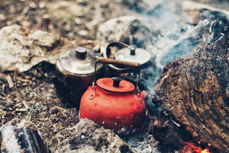 tea kettle, day, 5K, near, tea, water, metal, textured, rock, selective focus, burning log, close-up, solid, charcoals, color, boil, kettles, boiling kettle