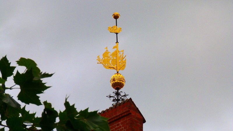 low angle view, Gable, hanging, ornate, Gilded, day, Weathervane, 4K, nature, outdoors, belief, lighting equipment, spirituality, building exterior, Ship