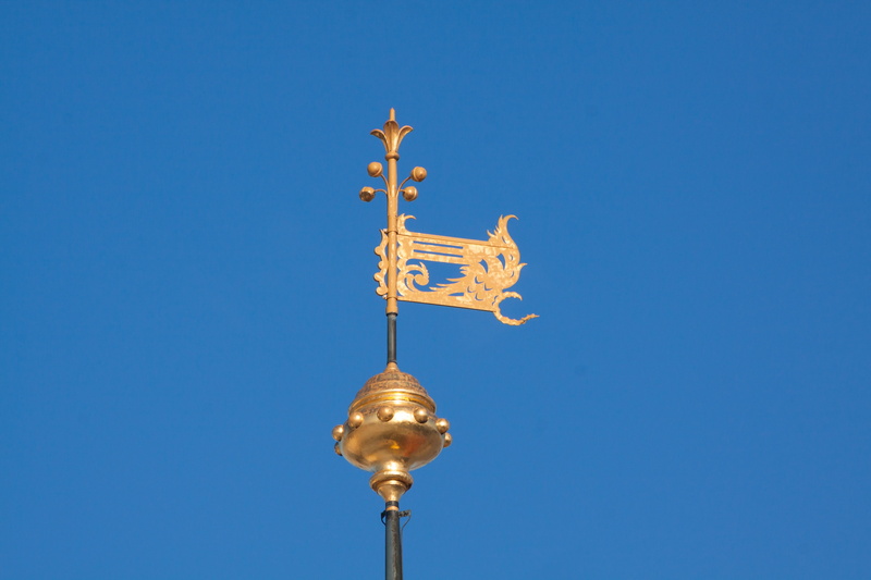 weathervane, clear sky, metal, nature, copy space, golden, spire, travel, gold, lighting equipment, wing, outdoors, sunny, low angle view, built structure