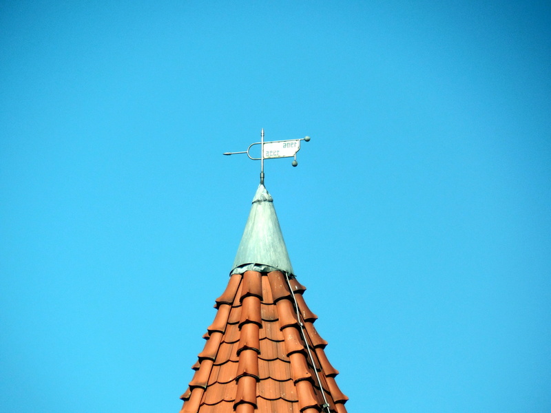 clear sky, wind, building, wind direction sensor, weather, weathervane, copy space, pointed, sky, built structure, roof tile, wind vane, architecture, spire