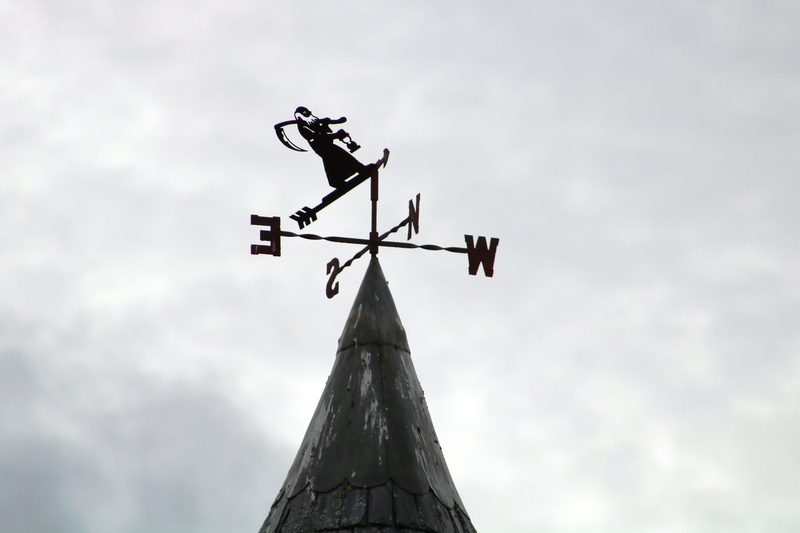 day, directional sign, outdoors, pointer, religion, weathervane, 5K, guidance, architecture, sign, no people, representation, arrow symbol, direction