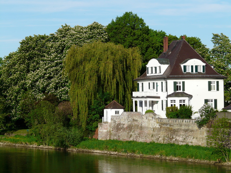 real estate, building exterior, green color, plant, Building, no people, built structure, water, outdoors, day, brown, country house, 2K, near, live, Villa