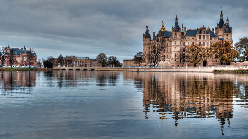 lake, Schwerin Castle, sky, place of worship, architecture, the past, 1080P, outdoors, reflection, city, building exterior, water, cityscape, religion