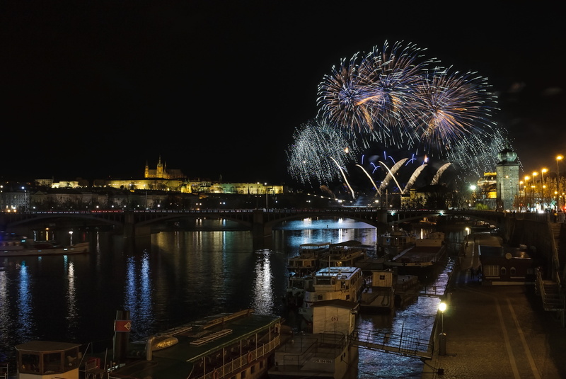 building exterior, view, no people, clam, night, architecture, 5K, River, outdoors, Fireworks, arts culture and entertainment, firework Display, charles bridge
