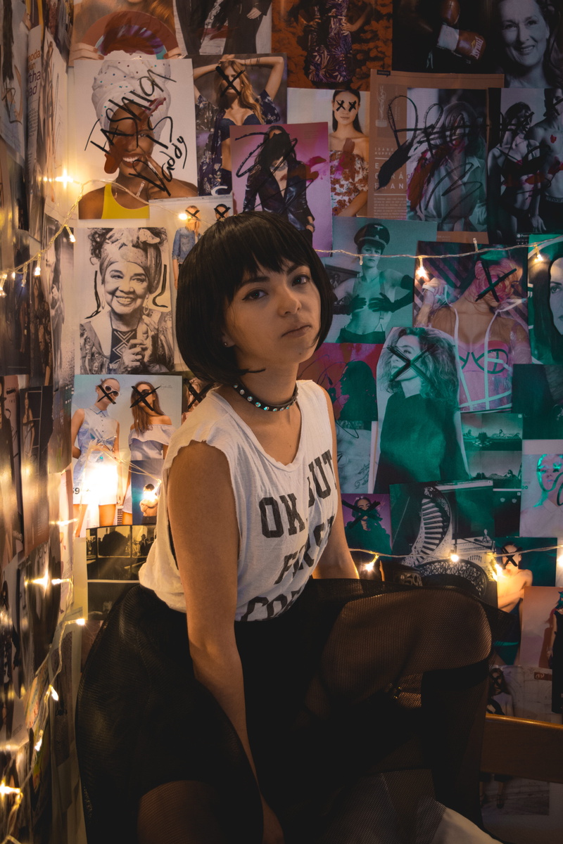 young adult, business, one person, looking, illuminated, three quarter length, moda, girl, model, real people, bogota, looking at camera, lifestyles, drack
