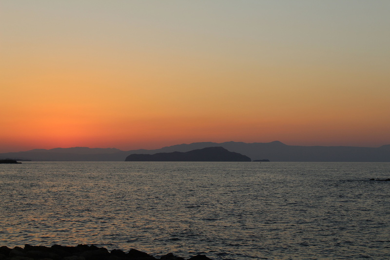 sea, remote, beauty in nature, non-urban scene, nature, 5K, tranquility, water, idyllic, copy space, outdoors, landscape, silhouette, waterfront, crete