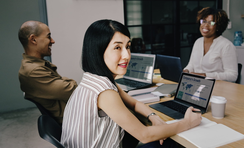 businessman, chairs, Japanese, looking, wearing, cooperation, communication, business, facial expression, wireless technology, writing, males, business person