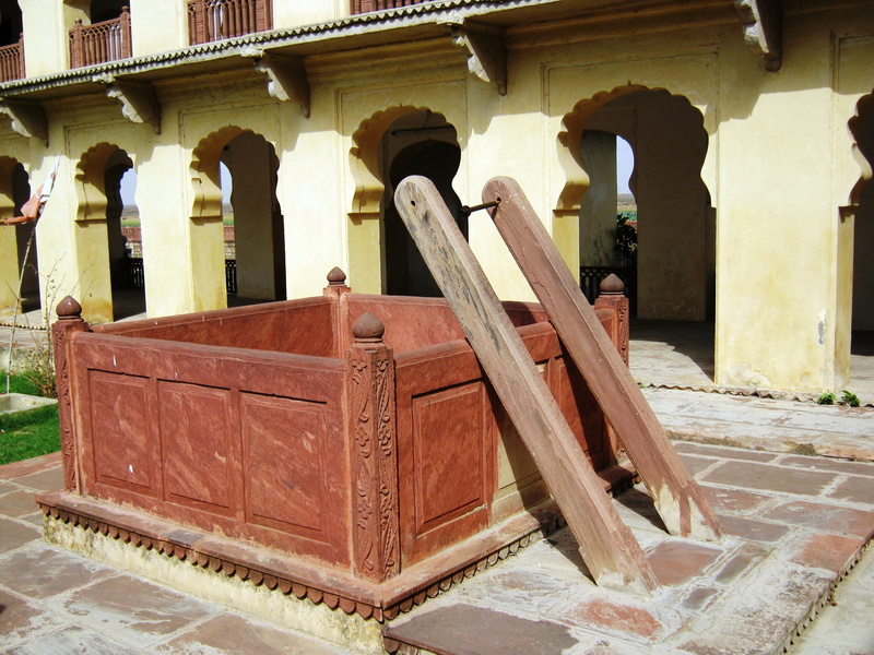 building exterior, outdoors, old, wood - material, history, built structure, day, india, religion, rajasthan, incidental people, nature, arch, ancient water well