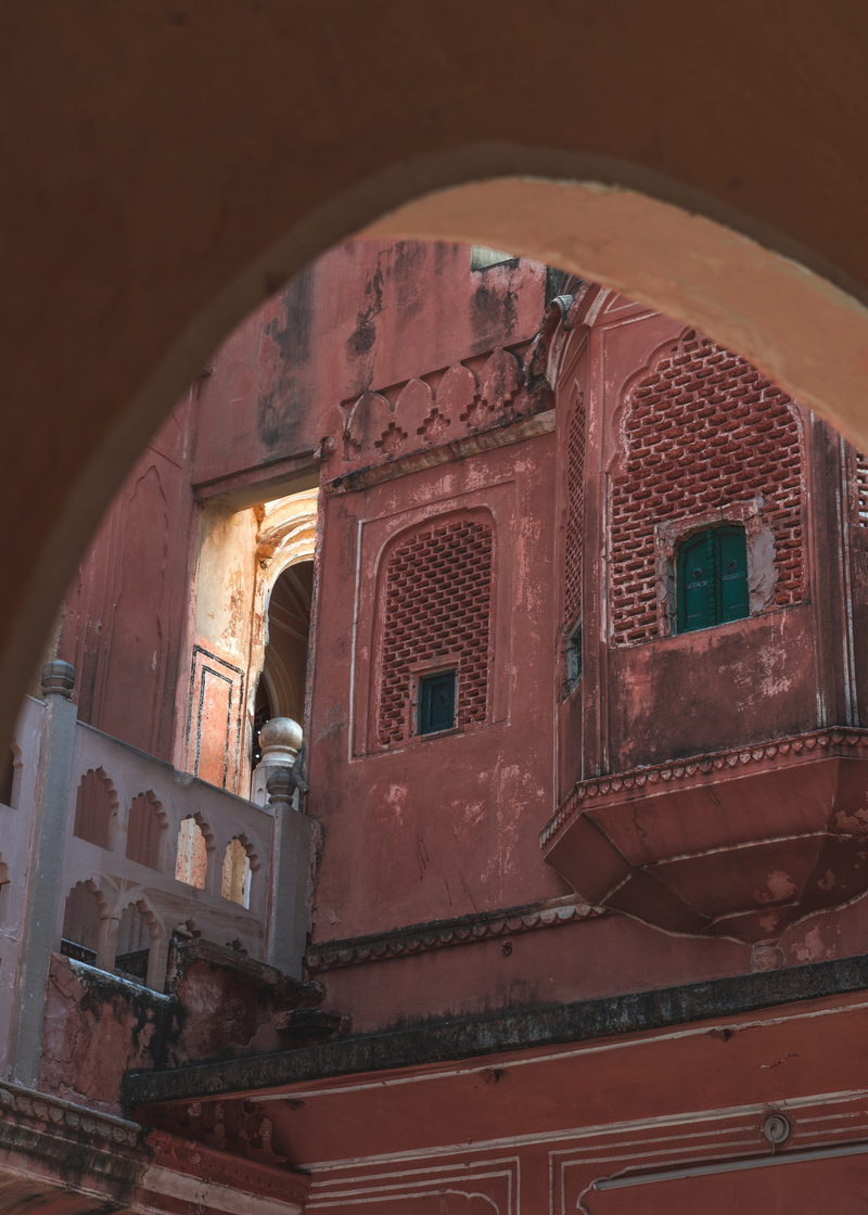 building, dome, city, brick wall, walls, no people, residential district, train, travel, jaipur, outdoors, 5K, old, red, arch, low angle view, street