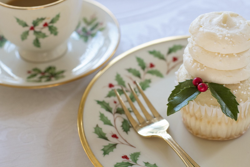 freshness, dessert, garnish, holly, food, tea cup, christmas dinner, place setting, no people, eating utensil, christmas place setting, kitchen utensil