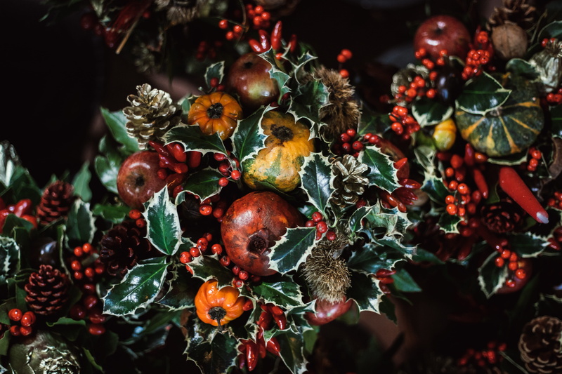 green, nature, decor, centerpiece, ripe, still life, red, outdoors, mistletoe, wellbeing, pomegranate, focus on foreground, leaf, apple, food and drink