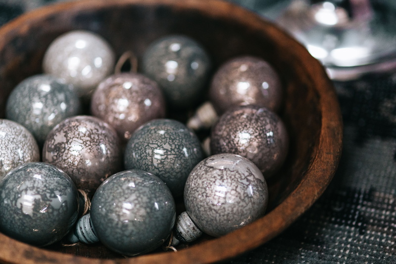 focus on foreground, heap, large group of objects, still life, cultures, Christmas, 5K, shiny, close-up, container, brown, design, selective focus, decoration