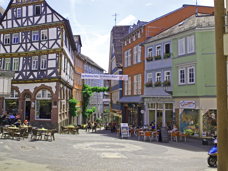 building exterior, outdoors, town, sunlight, iron market, built structure, table, residential district, street, building, cafe, wetzlar, sky, window, transportation