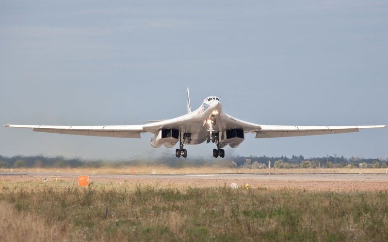 on the move, manchester - England, white, landing - Touching Down, motion, commercial Airplane, boeing, airliner, mode of Transport, rise, plane, business Travel