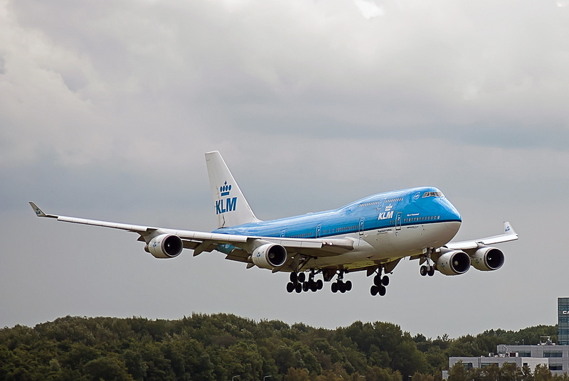 air vehicle, holiday, plane, cloud - sky, aircraft wing, flying, aircraft, side view, jet engine, airport, luxury, jet, arrival, klm, taking off, wind