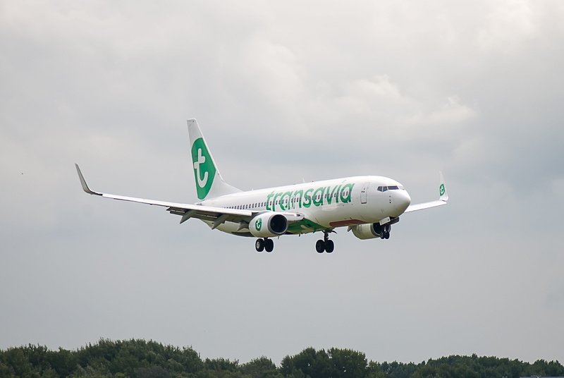 side view, landing - touching down, mode of transportation, transportation, luxury, schiphol, taking off, 4K, single object, runway, nature, motion, journey