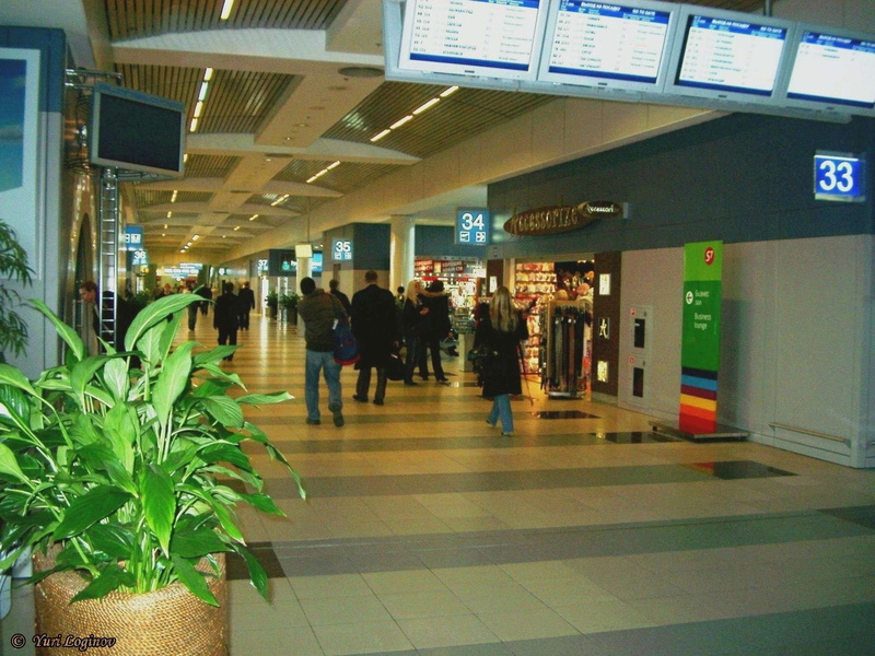 illuminated, crowd, consumerism, real people, rossiya, built structure, indoors, retail, men, tiled floor, business, domodedovo, large group of people