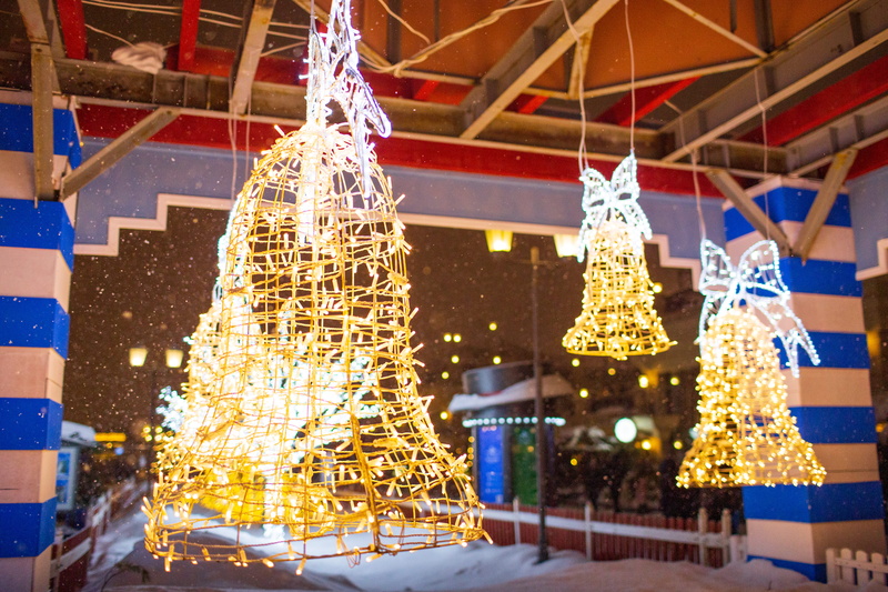 lighting equipment, christmas decoration, garlands, decoration, crowd, festival, celebration, christmas market, built structure, low angle view, new year
