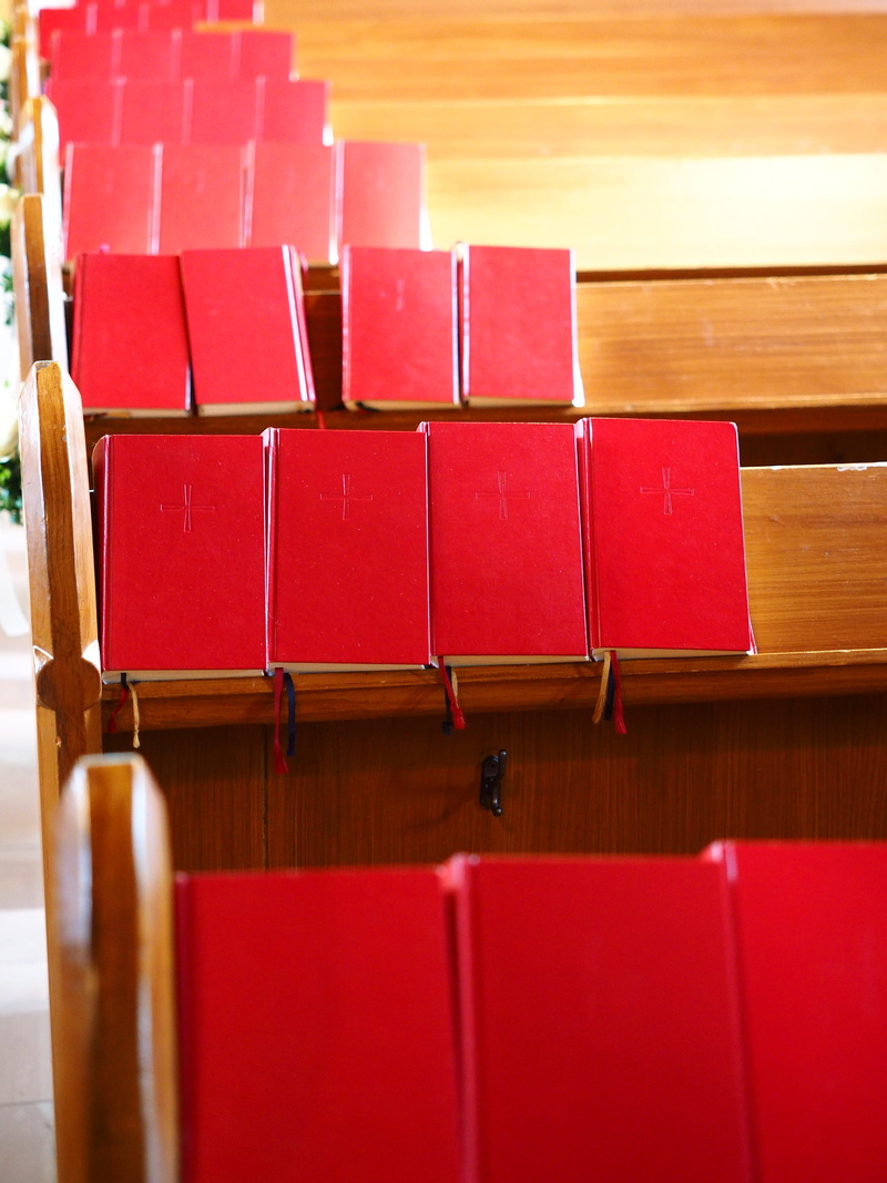 choice, Church, group, focus on foreground, order, Songs, table, arrangement, 4K, side by side, Sing, close-up, red, selective focus, wood - material