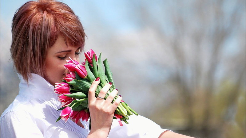 holding, bouquet, young adult, plant, headshot, beautiful girl woman images 1920x1080, lifestyles, beauty in nature, focus on foreground, real people, hairstyle