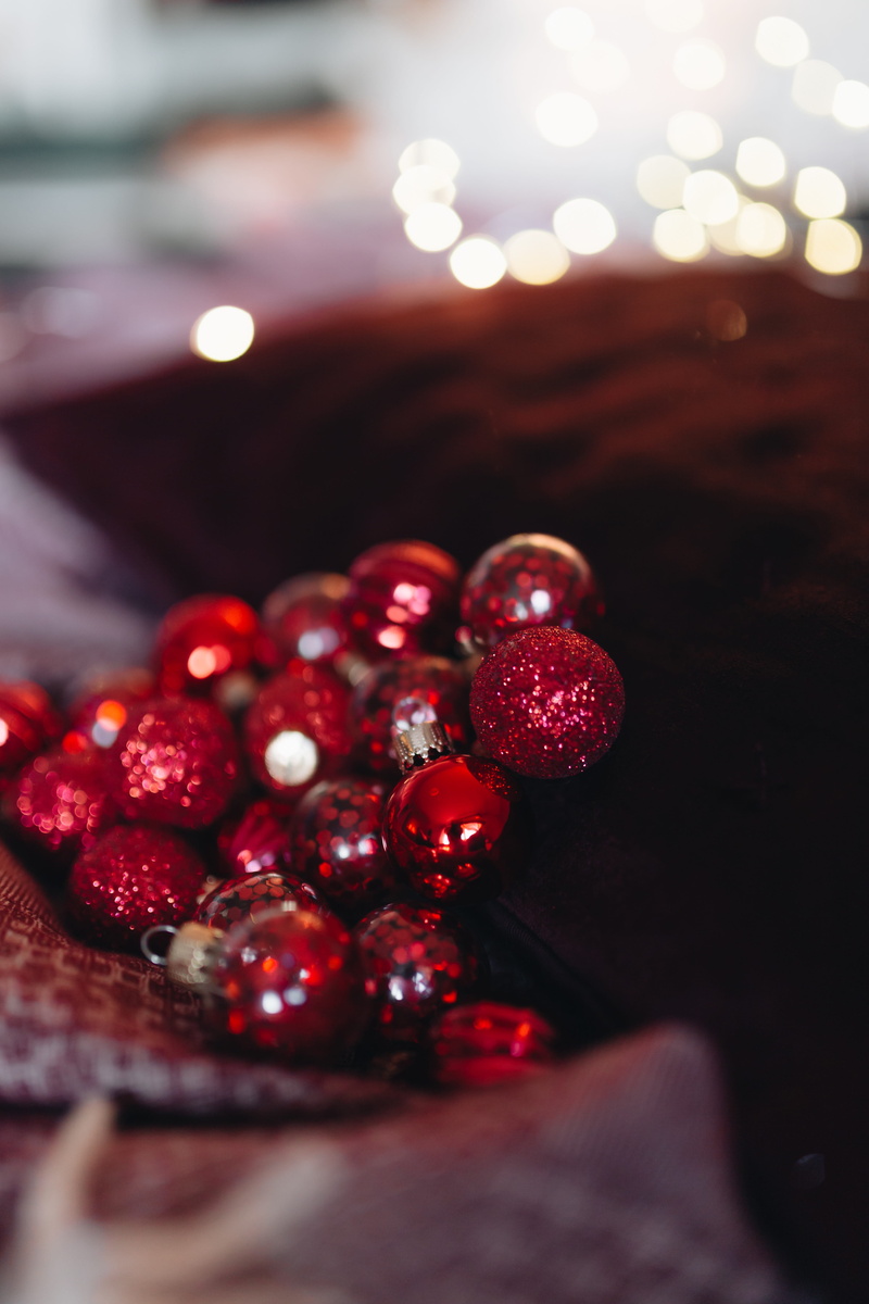 food and drink, burgundy, fruit, human body part, selective focus, holding, food, balls, christmas, xmas, freshness, red, indoors, one person, 5K, december