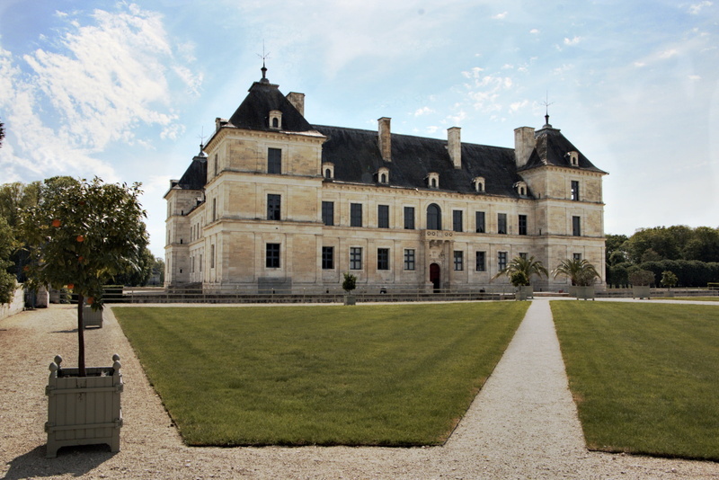monument, sky, no people, luxury, heritage, formal garden, home, ancy the franc, history, building, building exterior, lawn, grass, outdoors, residential district