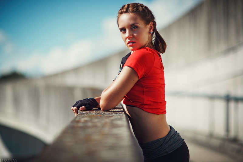 looking at viewer, 1080P, young adult, portrait, exercising, looking at camera, leisure activity, lifestyles, hairstyle, clothing, casual clothing, brunette