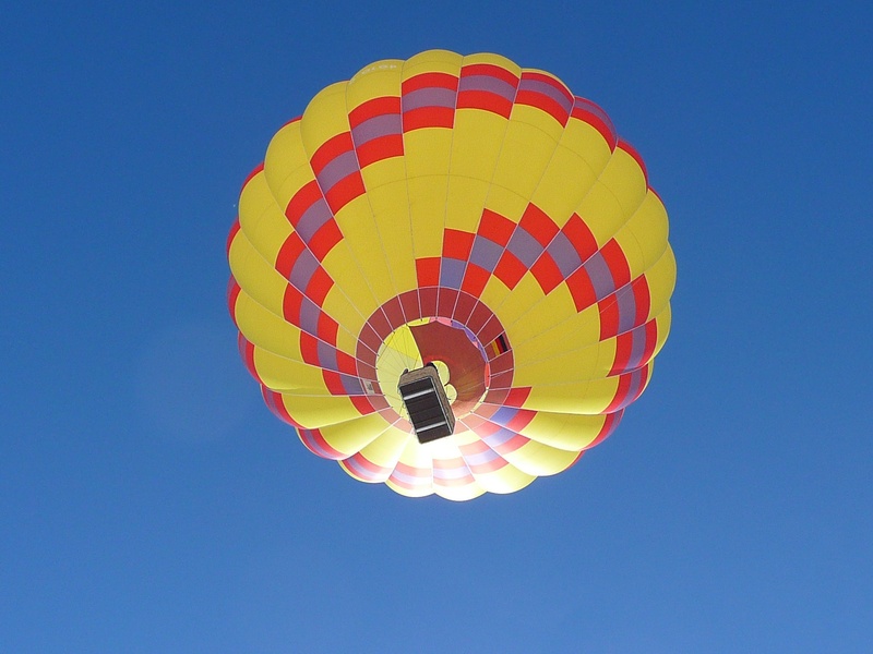 outdoor activity, birds-eye view, flying, sport, hot Air Balloon, transportation, blue sky, red, copy space, low angle view, sky, freedom, basket, hot air balloon ride