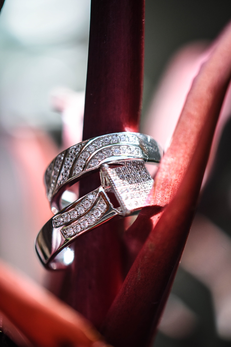 history, car, fashion, transportation, indoors, mode of transportation, selective focus, luxury, 5K, shiny, elegant, day, hanging, jewelry, shining, blur