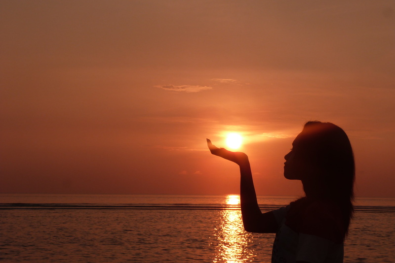 hand, right, sun, woman, real people, sea, horizon, water, people, orange color, beach, optical illusion, girl, raising, beauty in nature, bali, horizon over water