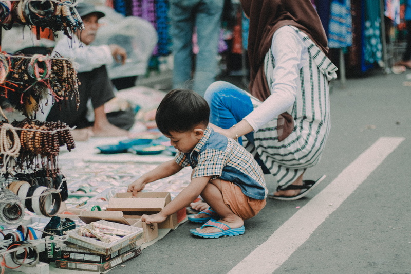 squat, city, box, males, candid, road, market, boy, childhood, person, boys, men, market stall, 5K, incidental people, mid adult, crouch, day, holding